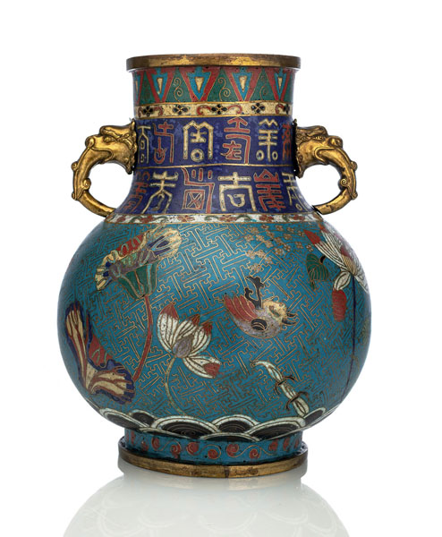 <b>Cloisonné-Vase, partiell feuervergoldet, mit Dekor von Lotus und Früchten</b>