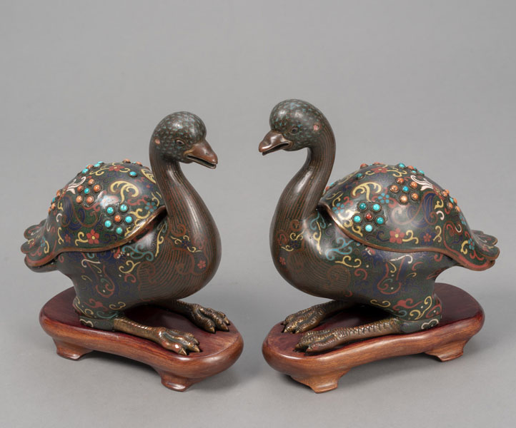 <b>A PAIR OF GEMSTONE-INLAID CLOISONNÉ ENAMEL GOOSE-SHAPED BOXES AND COVERS</b>