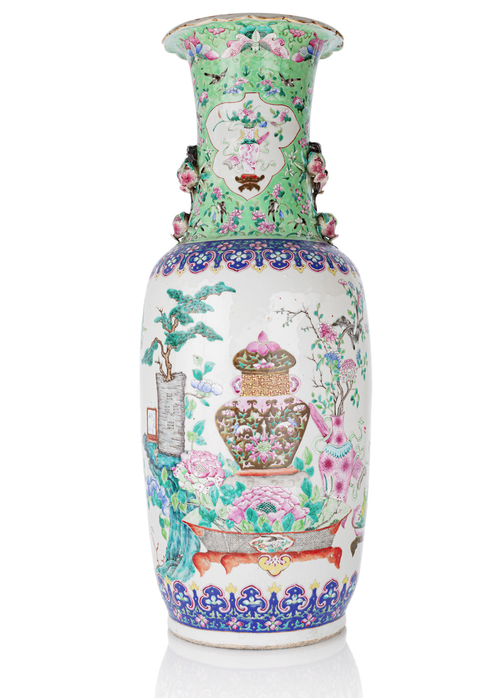 <b>Große Bodenvase aus Porzellan mit 'Famille rose'-Dekor von Pfirsichen sowie applizierten Pfirsich-Handhaben</b>