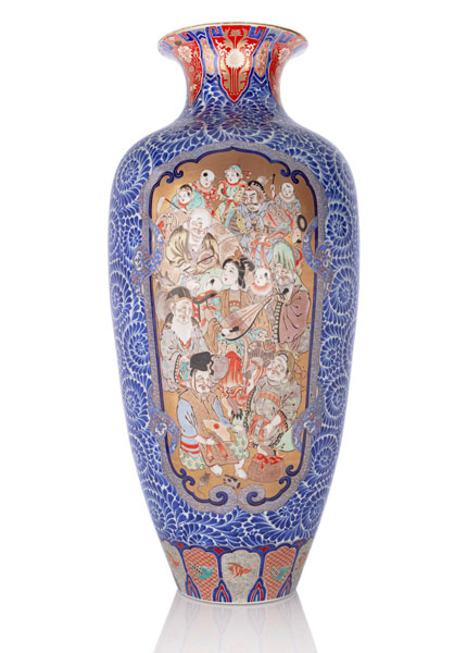 <b>Große Bodenvase aus Porzellan im Imari-Stil mit Figuren- und Schmetterlingsdekor in goldgrundigen Reserven</b>