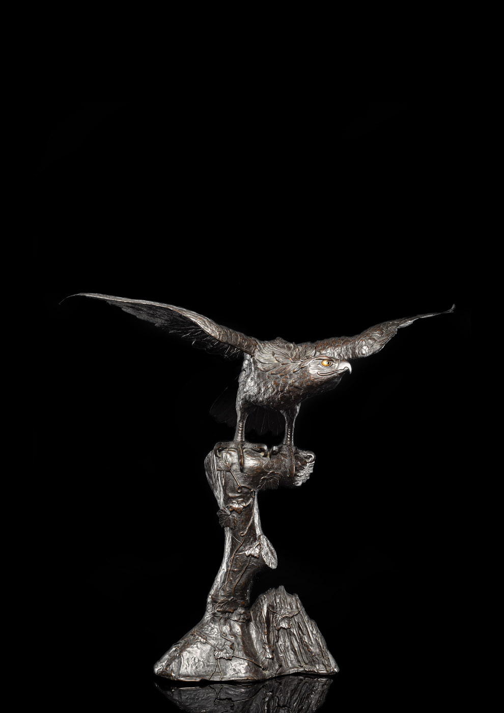 <b>Koro aus Bronze in Gestalt eines Adlers mit ausgebreiteten Schwingen auf einem Baumstumpf in die Ferne spähend</b>