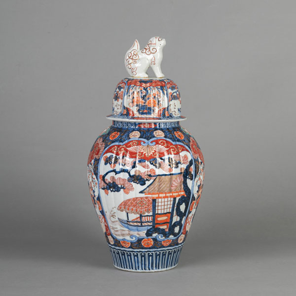 <b>A LARGE RIBBED WALL IMARI VASE WITH COVER</b>