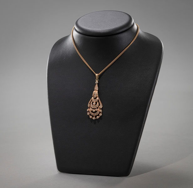 <b>A DIAMOND PENDANT WITH NECKLACE</b>