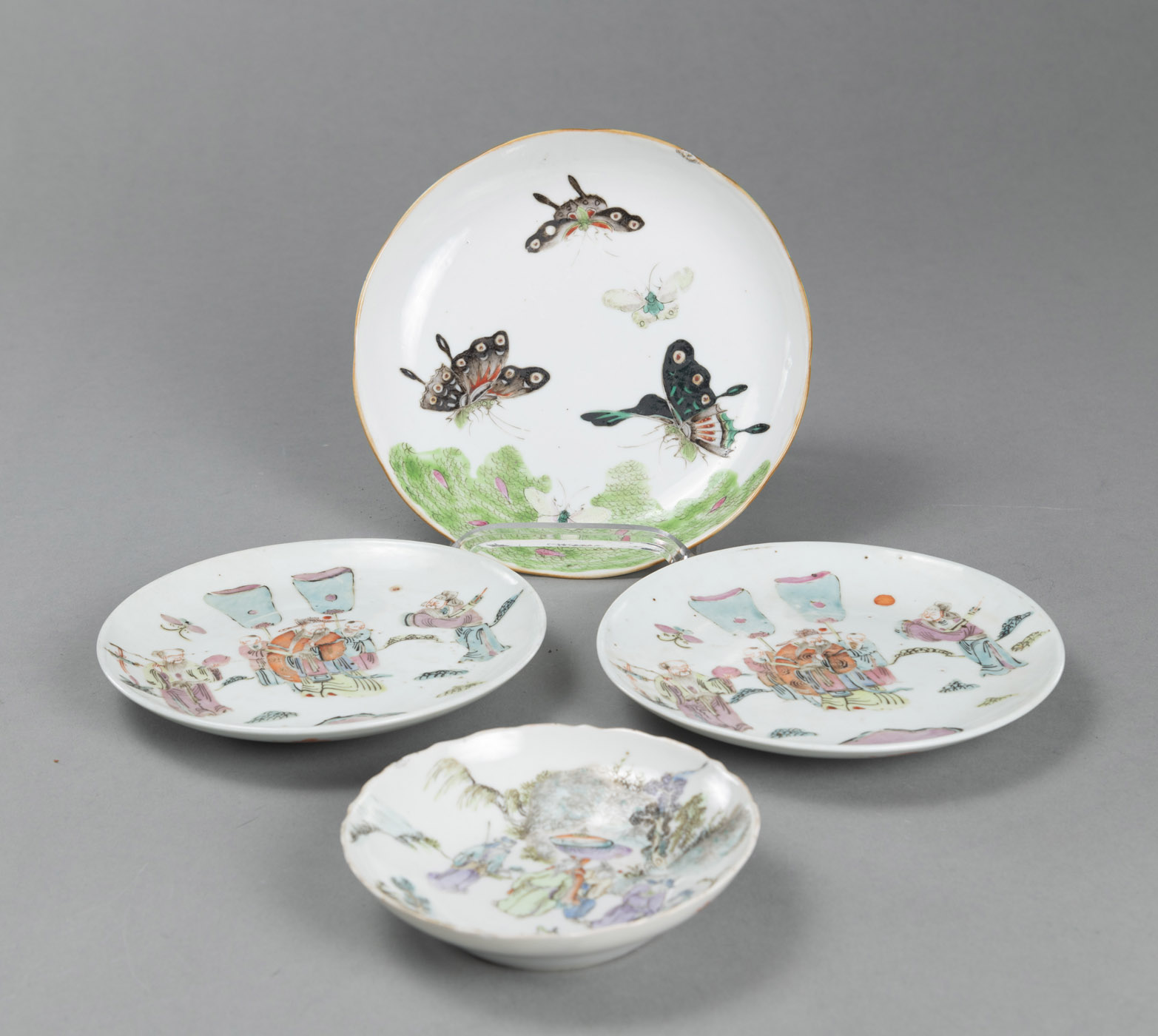 <b>THREE 'FAMILLE ROSE' PORCELAIN DISHES AND A SAUCER</b>