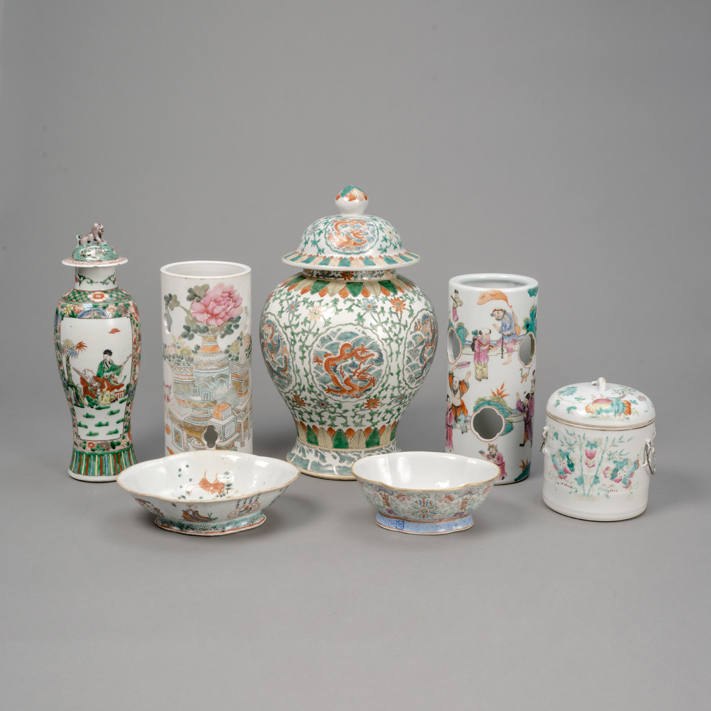 <b>Zwei Hutständer, zwei Deckelvasen, eine Deckeldose und zwei Fußschalen mit 'Famille rose'-Dekor, u. a. 'Wu Shuang Pu'</b>