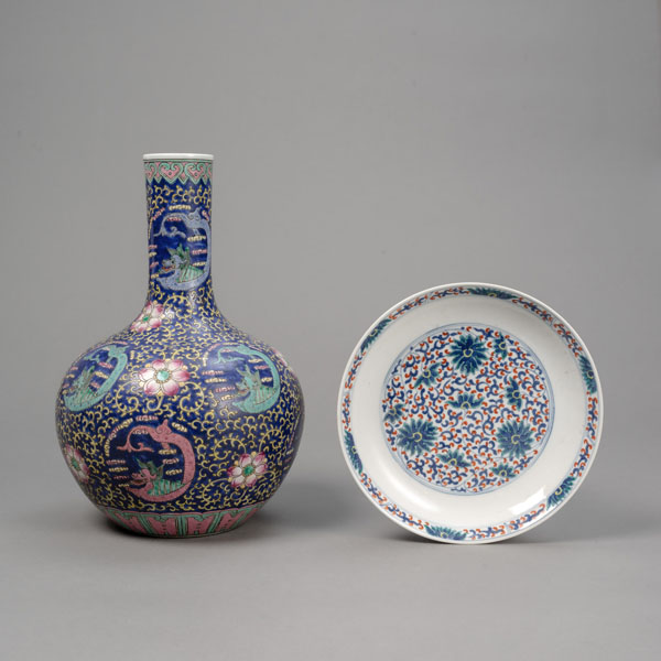 <b>Porzellanschale mit 'Doucai'-Lotosdekor und eine Flaschenvase mit 'Famille rose'-Drachendekor auf blauem Grund</b>