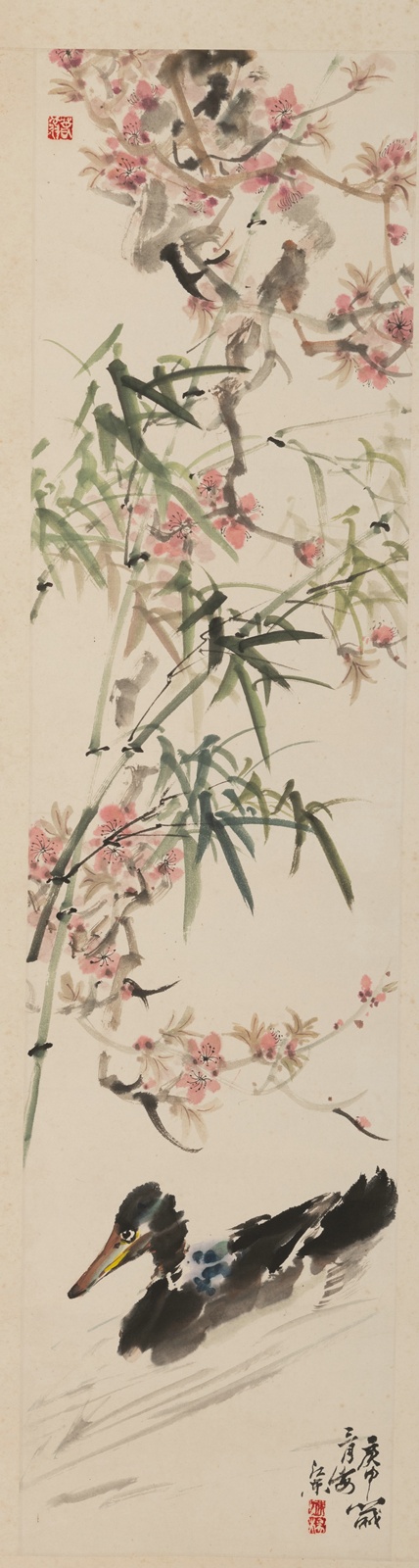 <b>Zwei Malereien auf Papier: Kraniche über einer Kiefer bzw. Ente im Wasser unter Bambus und blühendem Pfirsichbaum</b>