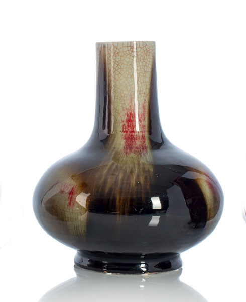 <b>Flaschenvase mit craquellierter schwarzer Verlaufsglasur und roten Flecken</b>