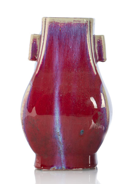 <b>'Hu'-förmige Vase mit Flambé-Glasur und seitlichen Handhaben</b>