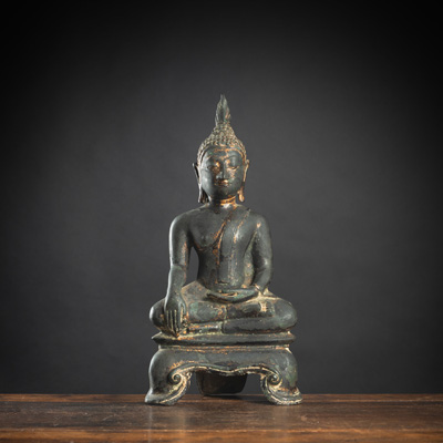 <b>Bronze des Buddha Shakyamuni mit schwarzer- und goldfarbener Lackfassung</b>