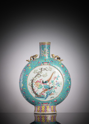 <b>Große Pilgerflasche aus Porzellan mit 'Famille rose'-Dekor einer Romanszene und Fasanen</b>
