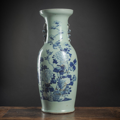 <b>Bodenvase aus Porzellan mit unterglasurblauem Vogel- und Blumendekor</b>