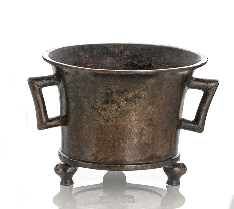 <b>A FINE BRONZE TRIPOD CENSER WITH HANDLES</b>