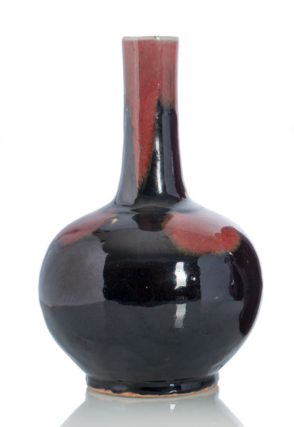 <b>Kugelvase aus Porzellan mit schwarz-roter Fleckenglasur</b>