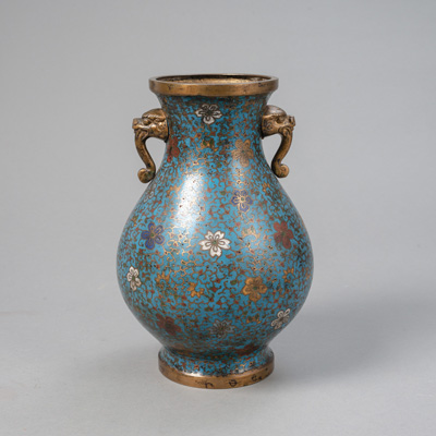 <b>'Hu'-förmige Cloisonné-Vase mit Blütenranken und zwei seitlichen Baku-Maskenhenkeln</b>