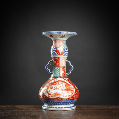 <b>Henkelvase aus Porzellan mit Imari-Drachendekor und tulpenförmiger Mündung</b>