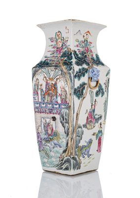 <b>Vierkantvase mit 'Famille rose'-Figurendekor</b>