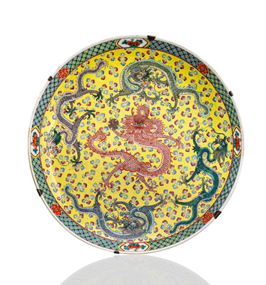 <b>A LARGE 'FAMILLE JAUNE' PORCELAIN CHARGER WITH FIVE FOUR-CLAWED DRAGONS</b>