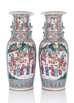 <b>Paar Bodenvasen aus Porzellan mit figuralem 'Famille rose'-Dekor</b>
