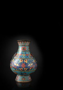 <b>Seltene Cloisonné-Vase mit 'taotie' und Lotosdekor in 'hu'-Form</b>