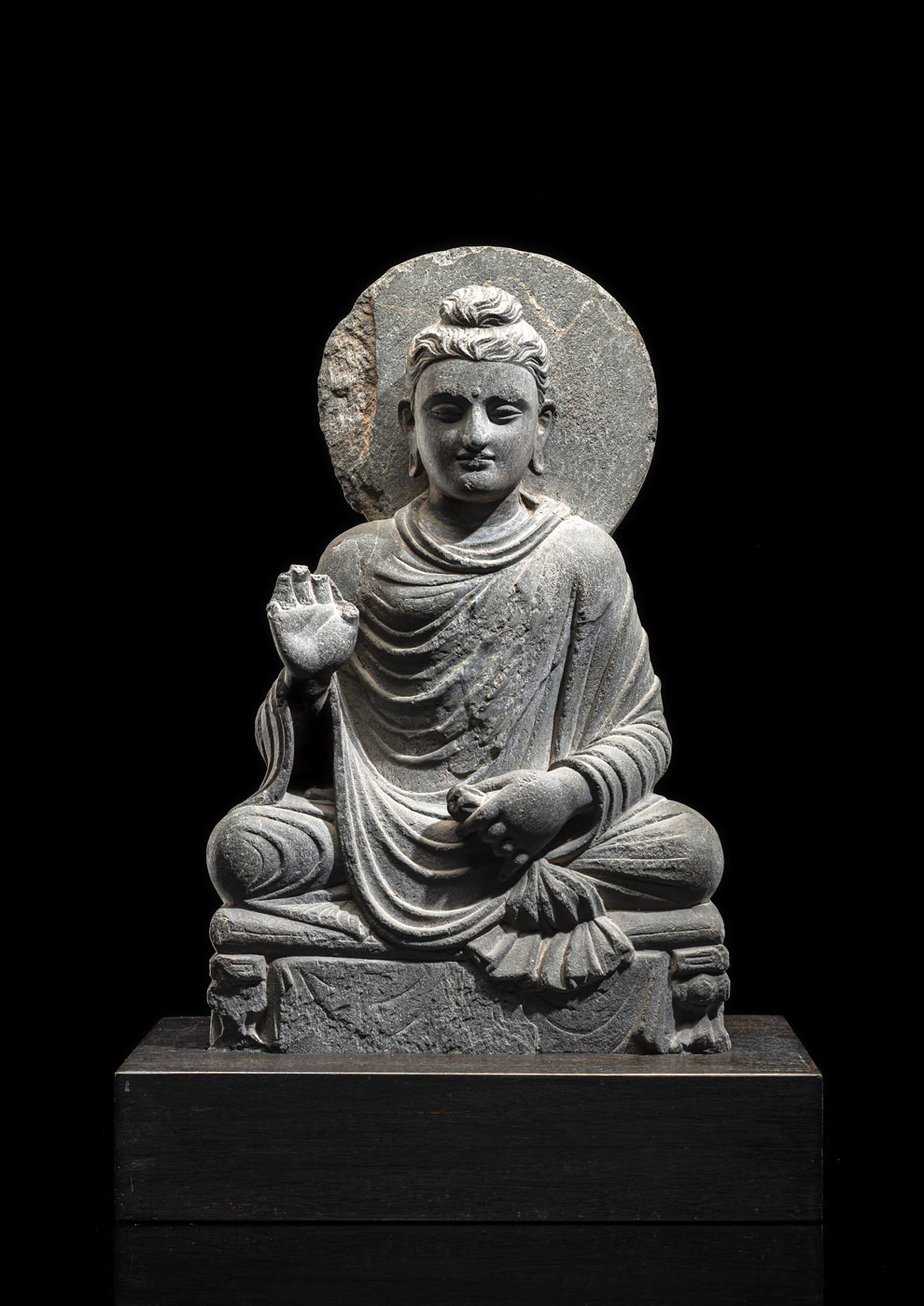 <b>Feine Figur des Buddha Shakyamuni aus grauem Schiefer</b>