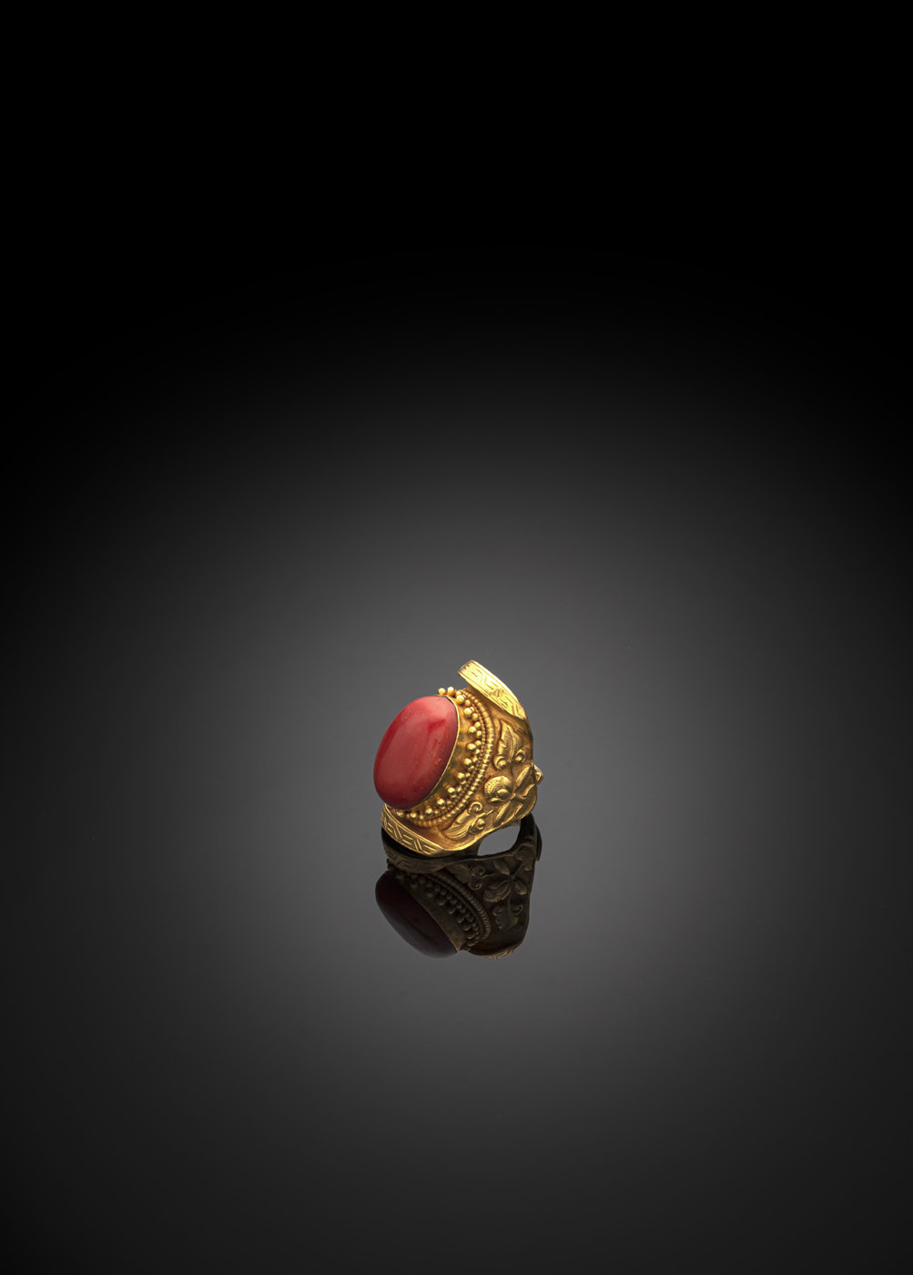 <b>A CORAL-INLAID GOLD RING</b>