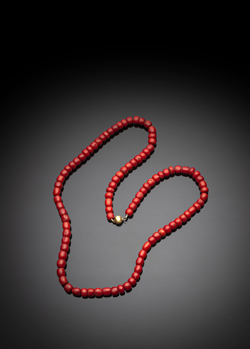 <b>A RED CORAL BEAD NECKLACE</b>