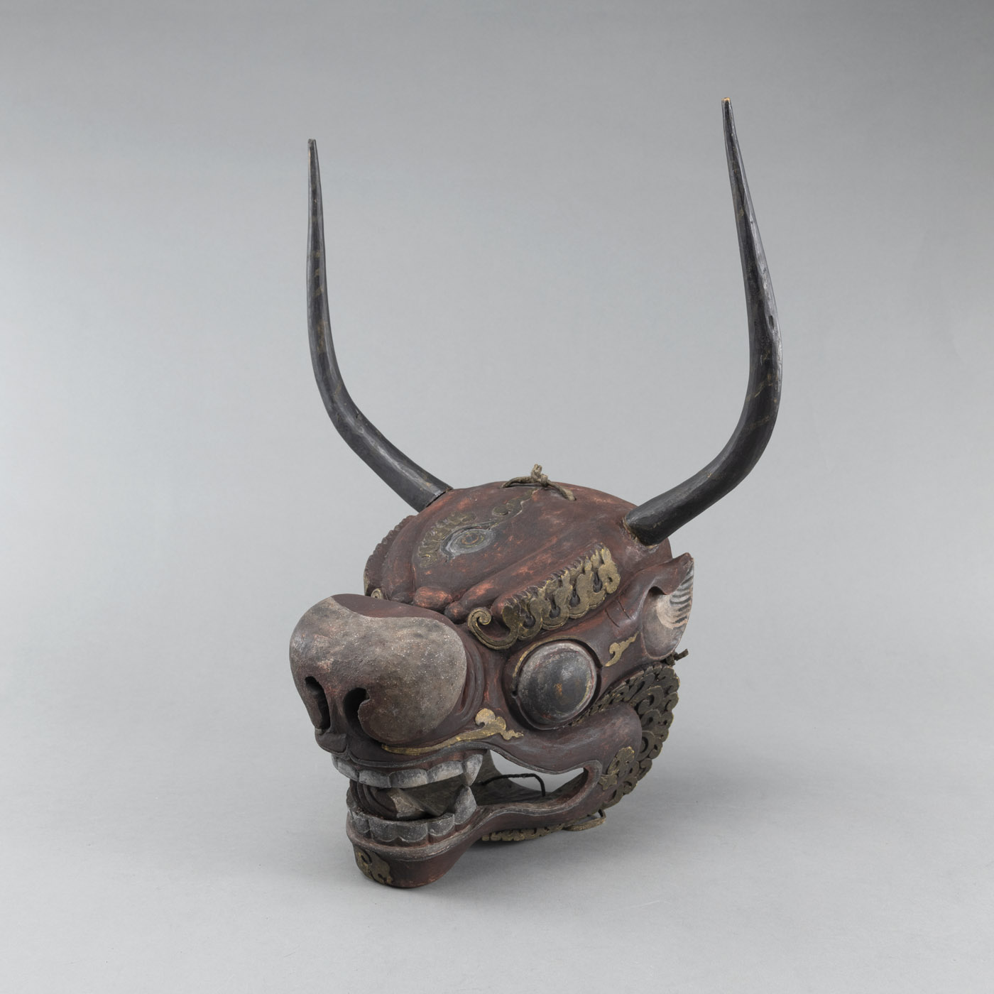 <b>Holzmaske in Form eines Büffelkopfes mit polychomer Bemalung</b>