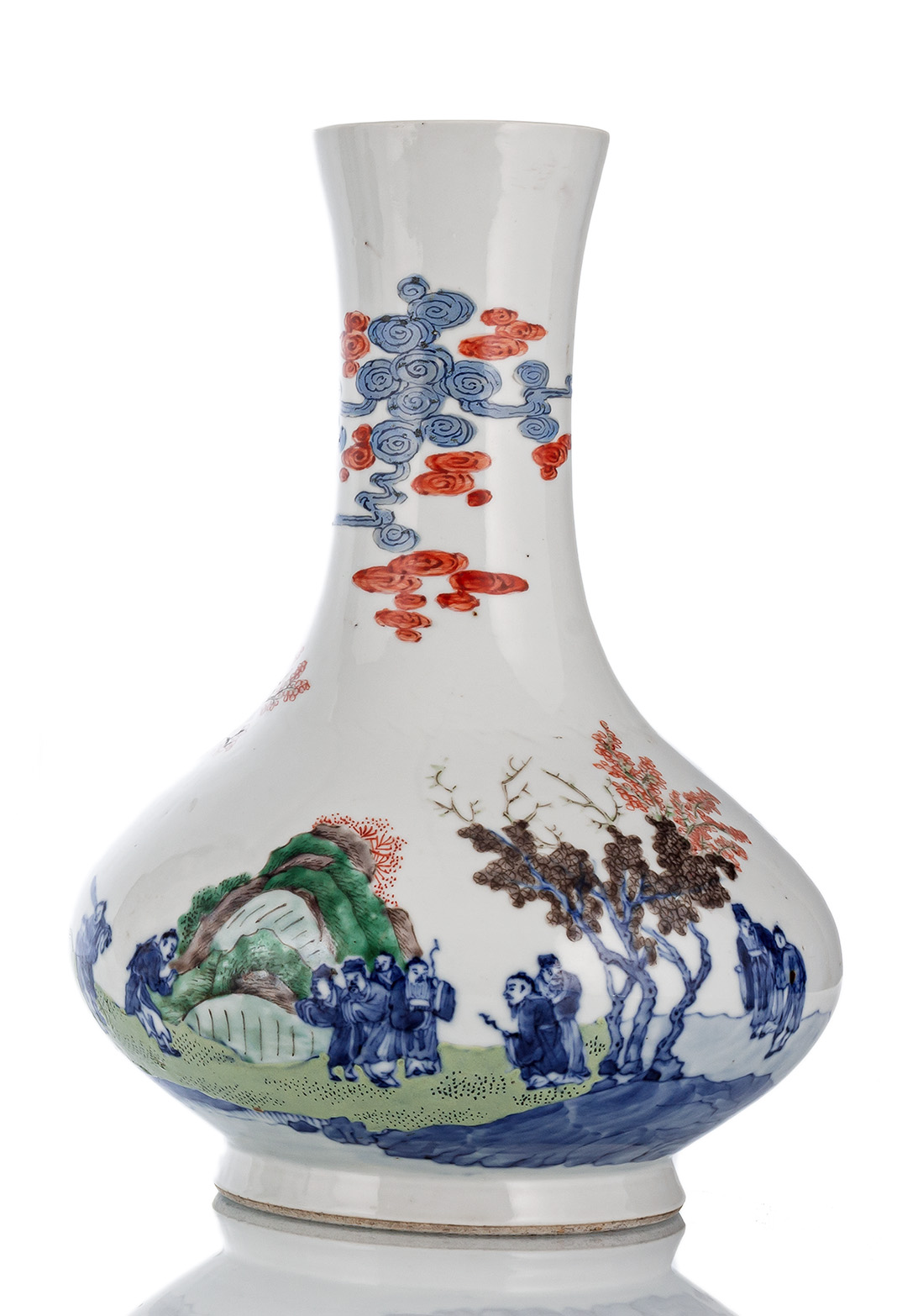 <b>Flaschenvase aus Porzellan mit unterglasurblauem und emailliertem Figuren- und Landschaftsdekor</b>