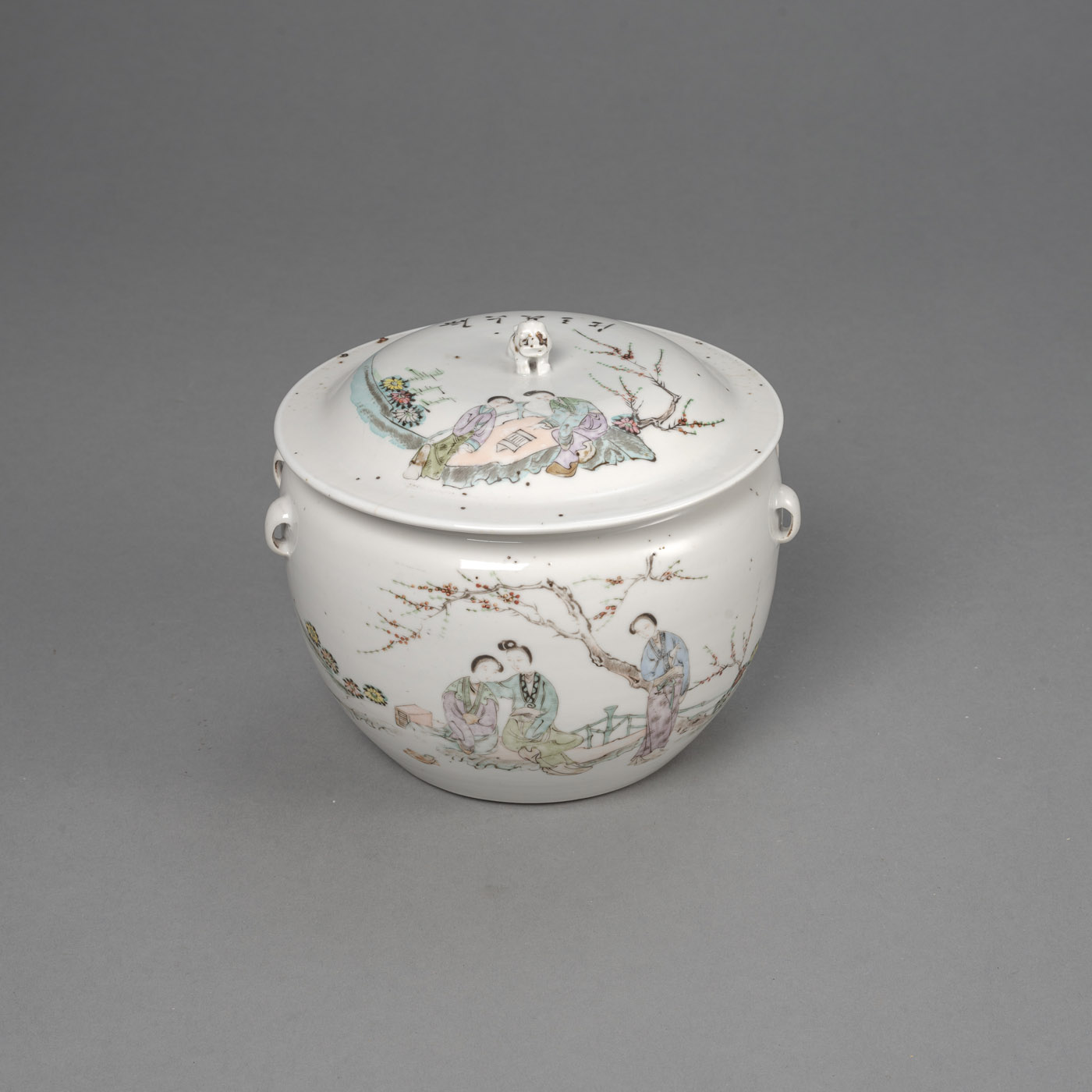 <b>AN INSCRIBED 'FAMILLE ROSE' 'LADIES IN THE GARDEN' PORCELAIN BOWL AND COVER</b>