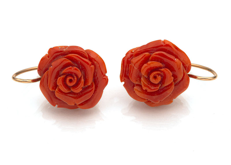 <b>Paar Ohrringe mit Rosenblüten aus Korallen</b>