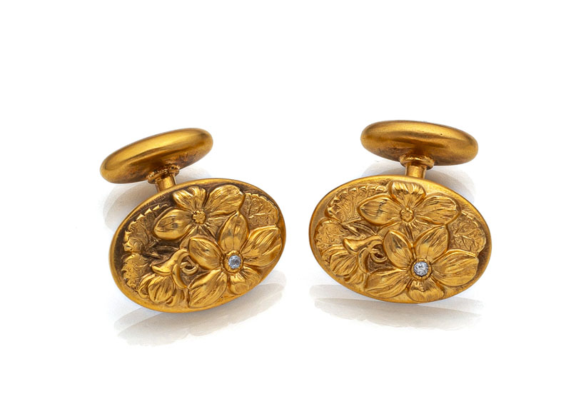 <b>A PAIR OF FLORAL TOOLED CUFF LINKS</b>