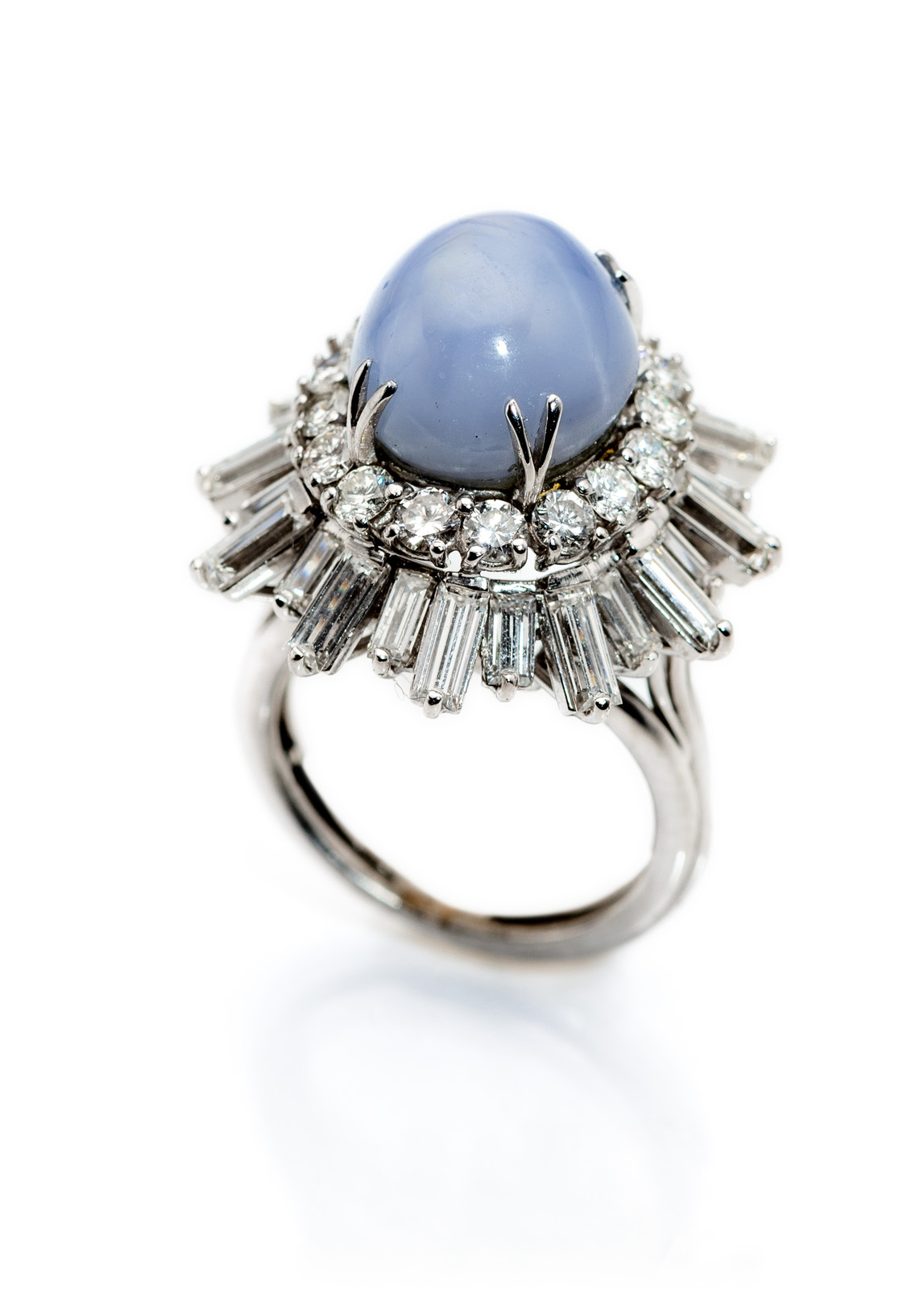 <b>A RING WITH STAR SAPPHIRE AND DIAMONDS</b>