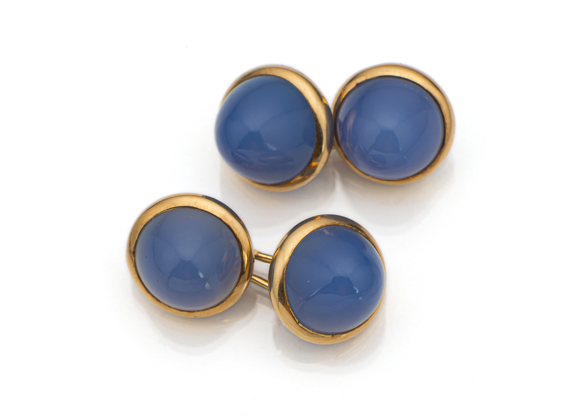 <b>A PAIR OF CUFF LINKS WITH BLUE AGATE</b>