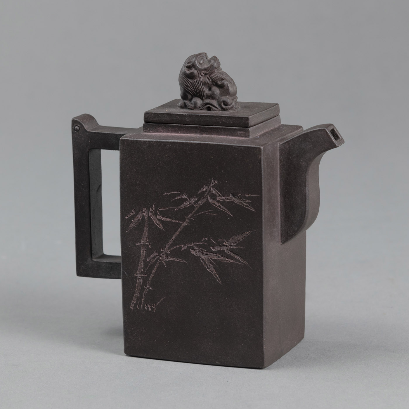<b>A SQUQRE ZISHA TEAPOT BY LING YANQIN, ENGRAVED BAMBOO AND INSCRIPTION</b>