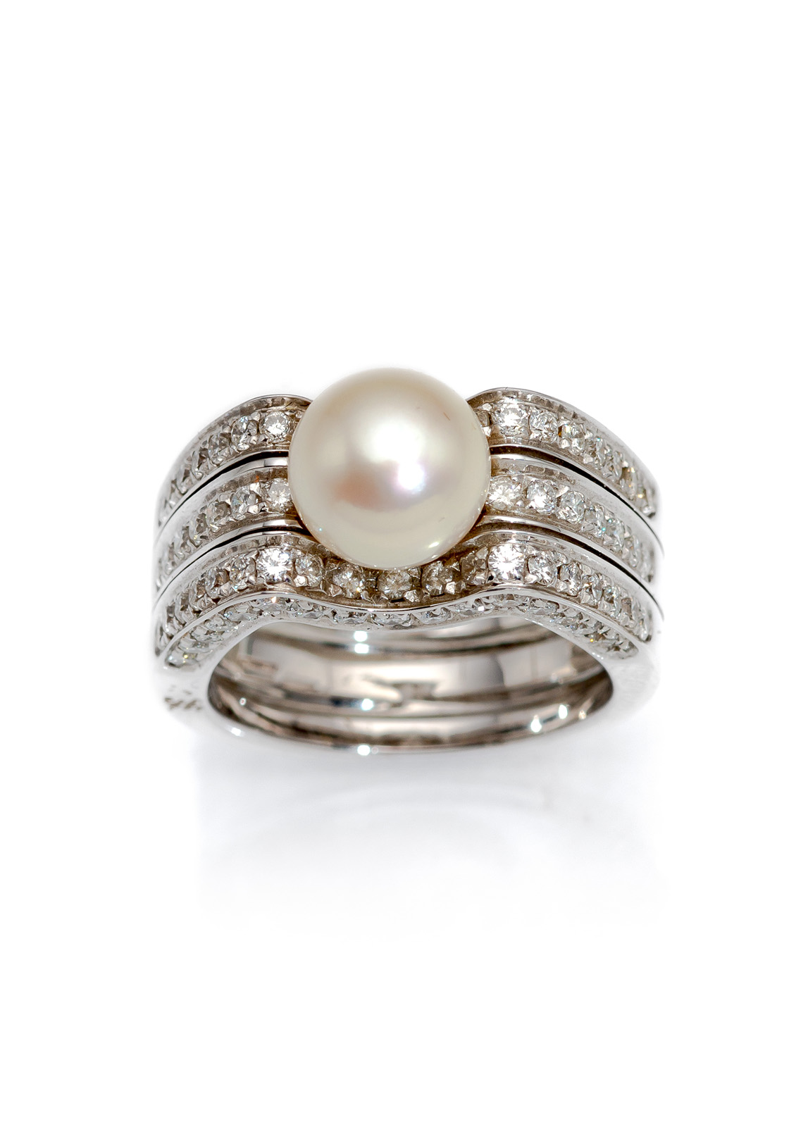 <b>A RING WITH CULTURED PEARL</b>