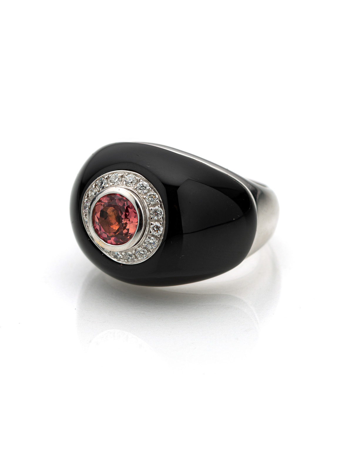 <b>Ring mit pinkfarbenem Turmalin, Brillanten und schwarzem Email</b>