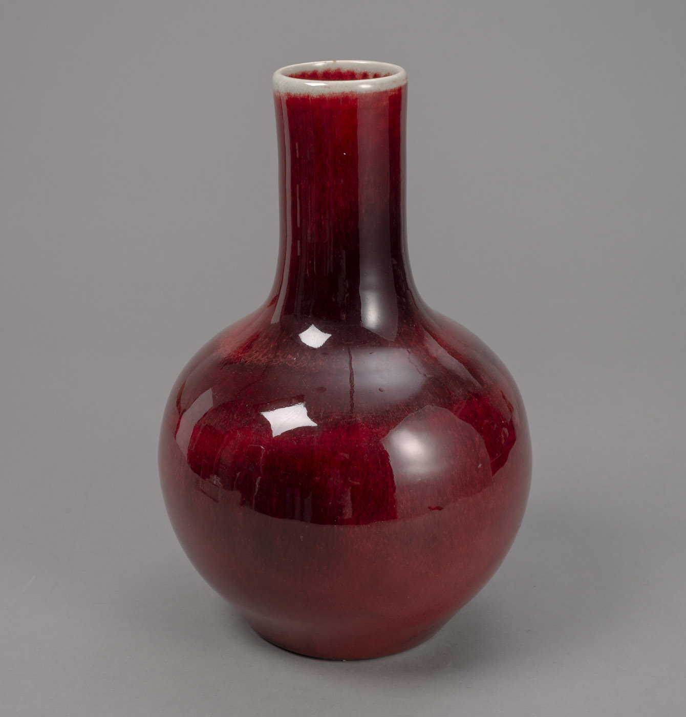 <b>AN OXBLOOD-GLAZED BOTTLE VASE</b>