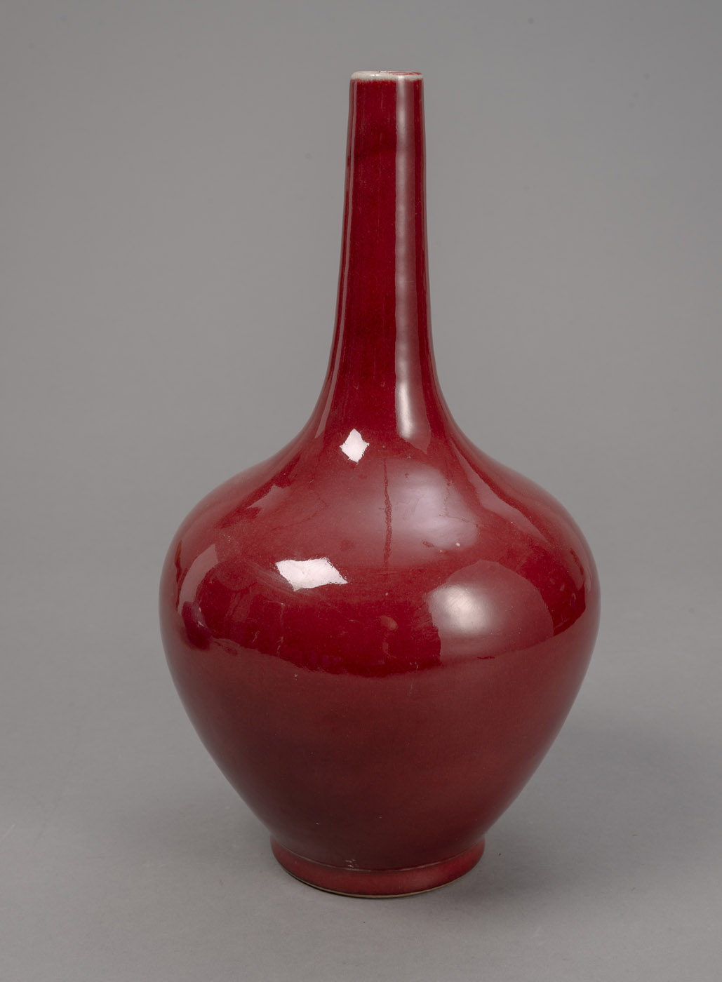 <b>AN OXBLOOD-GLAZED NARROW-NECK VASE</b>