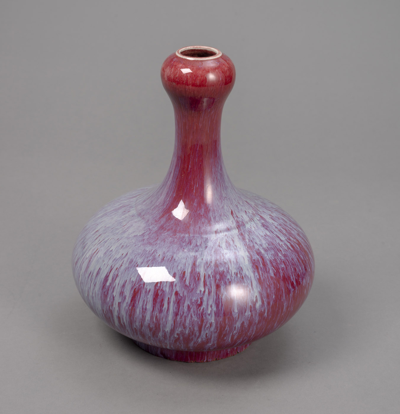 <b>Bauchige Flaschenvase mit Flambé-Glasur und Knoblauchkopf-Mündung</b>