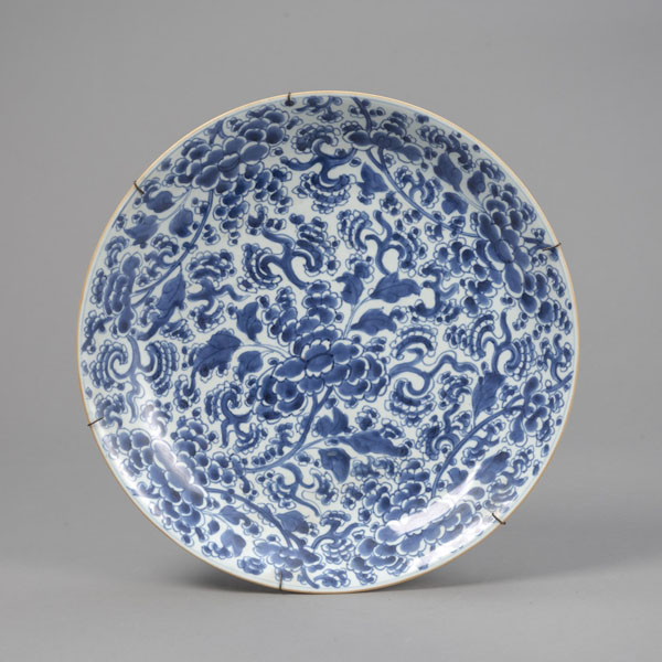 <b>A FLORAL BLUE AND WHITE PORCELAIN CHARGER</b>
