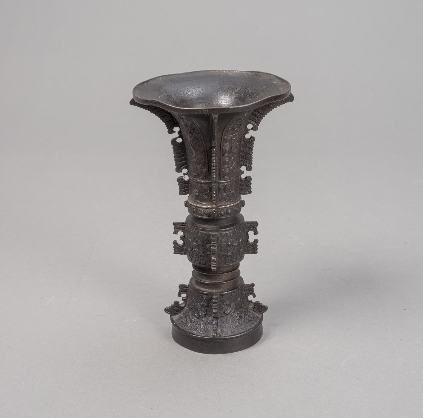 <b>'Gu'-Förmige Vase aus Bronze mit archaistischem Dekor</b>