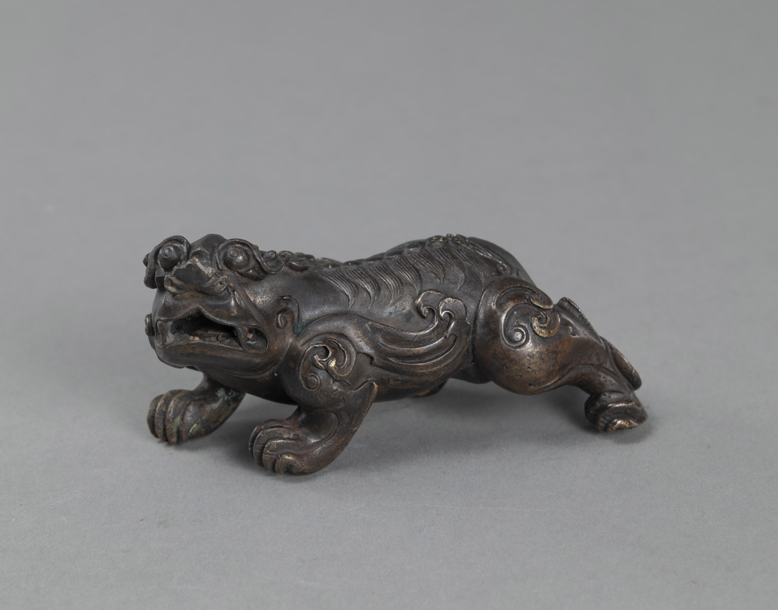 <b>Kleine Bronzeskulptur eines Fo-Löwen, wohl ein Papiergewicht</b>