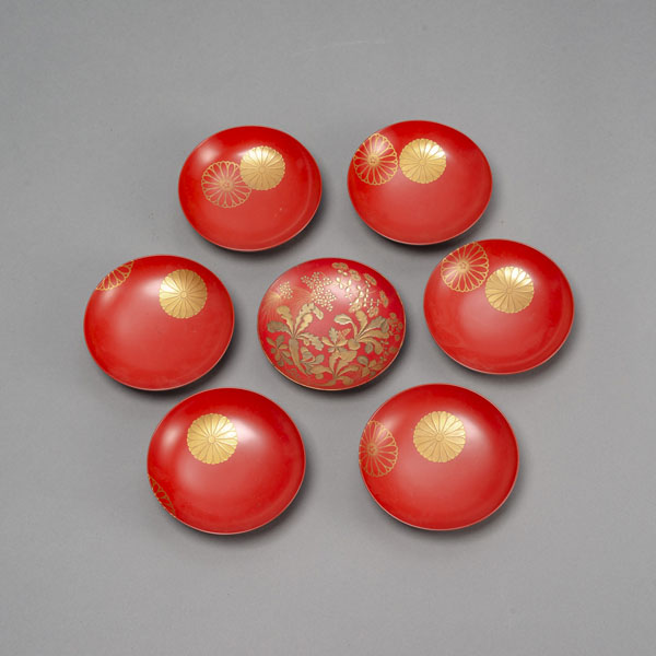 <b>Sieben rote Schalen mit floralem Goldlackdekor</b>