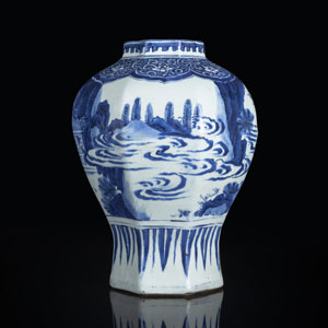 <b>Oktagonale gebauchte Vase aus Porzellan mit unterglasurblauem Dekor einer Romanszene um die Wandung</b>