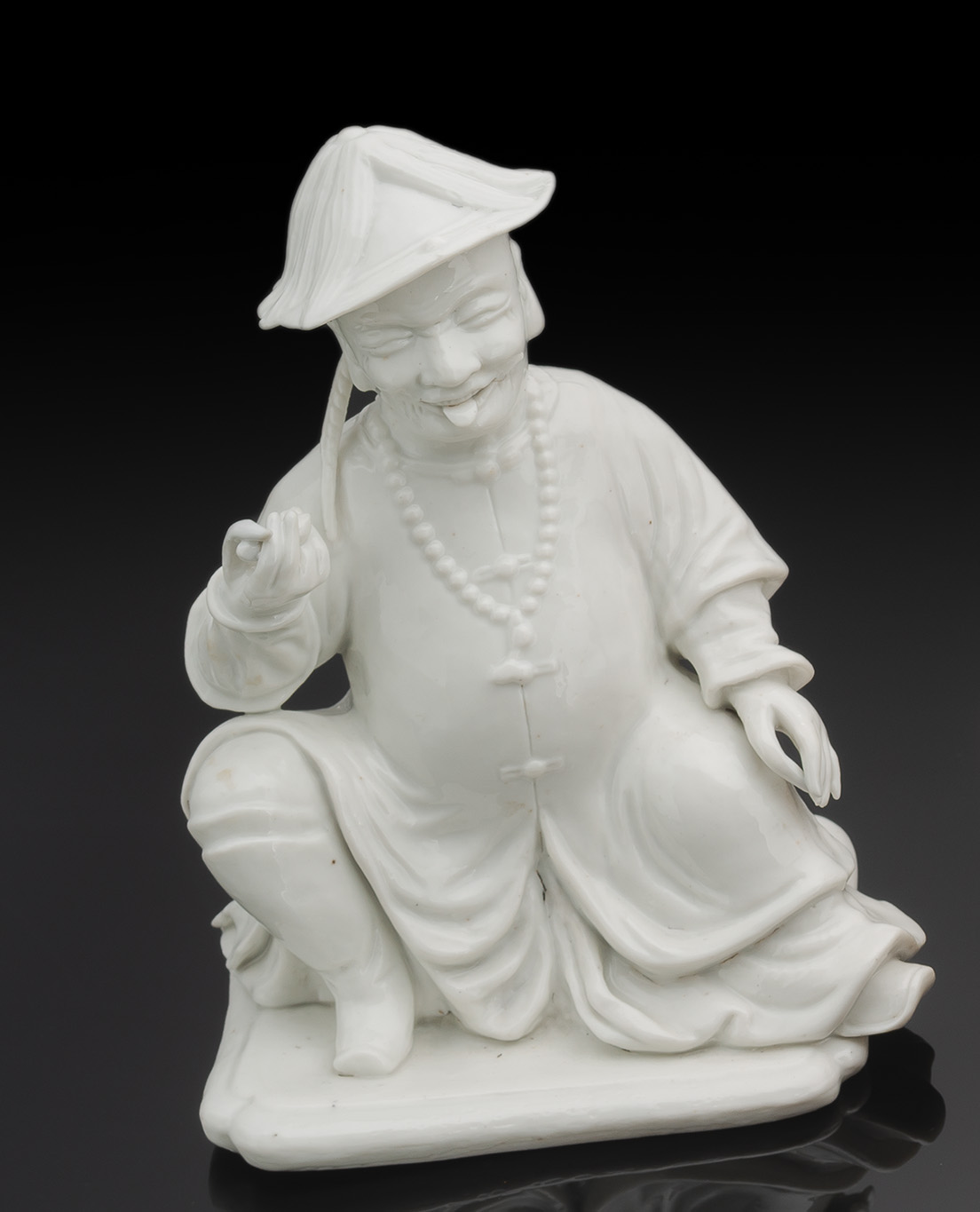 <b>Figur eines sitzenden Chinesen aus Dehua-Ware</b>