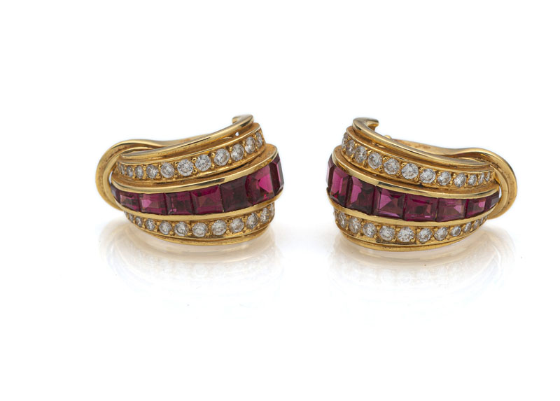 <b>A PAIR OF DIAMOND AND RUBELLITE EAR CLIPS</b>
