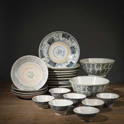 <b>LOT OF BLUE AND WHITE PORCELAIN PIECES: 13 PLATE, TWO LARGE BOWLS AND SEVEN SMALL BOWLS</b>