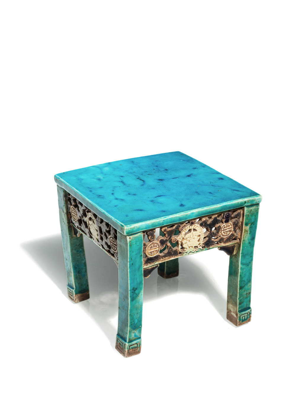 <b>Türkisfarben glasierter 'Fahua'- Stand in Form eines Tisches aus Porzellan mit Drachen und Shou-Charaktern</b>