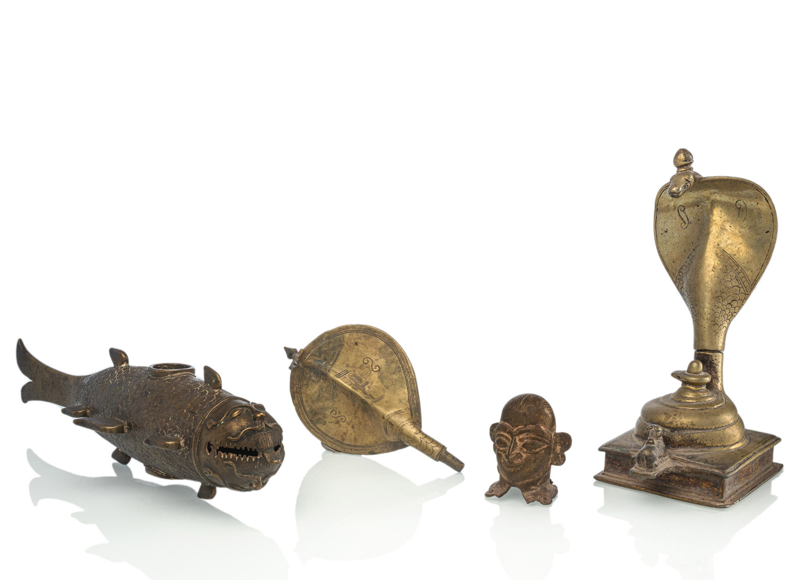 <b>Fünf Bronzen: Schrein des Jain Tirthankara, eine Kobra auf Stand, Behälter in Fischform und ein Ornament</b>